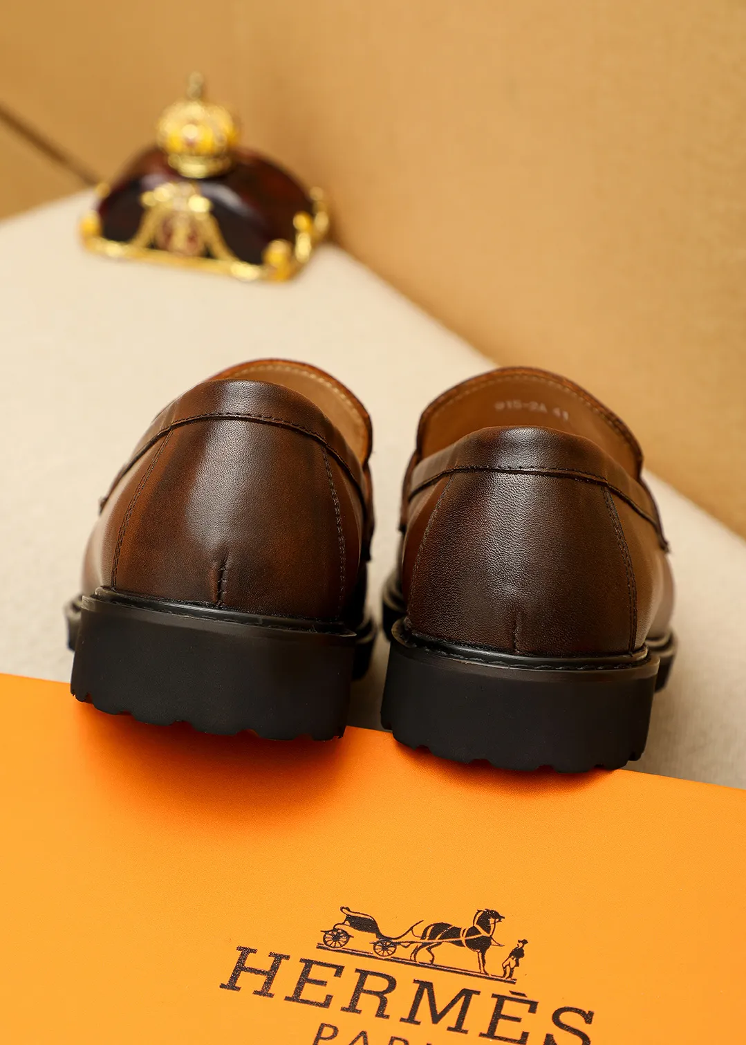 Men's shoes 💰460 💐 Product trademark: HERMES "Hermès" casual leather shoes Regular size: 38-44 (45.46🉑️customized) Product materials: Selected imported first-layer calfskin upper + luxury hardware buckle, imported water-dyed 🐂 cowhide lining. Strong three-dimensional visual effect, original outsole Color: 4⃣️colors available
